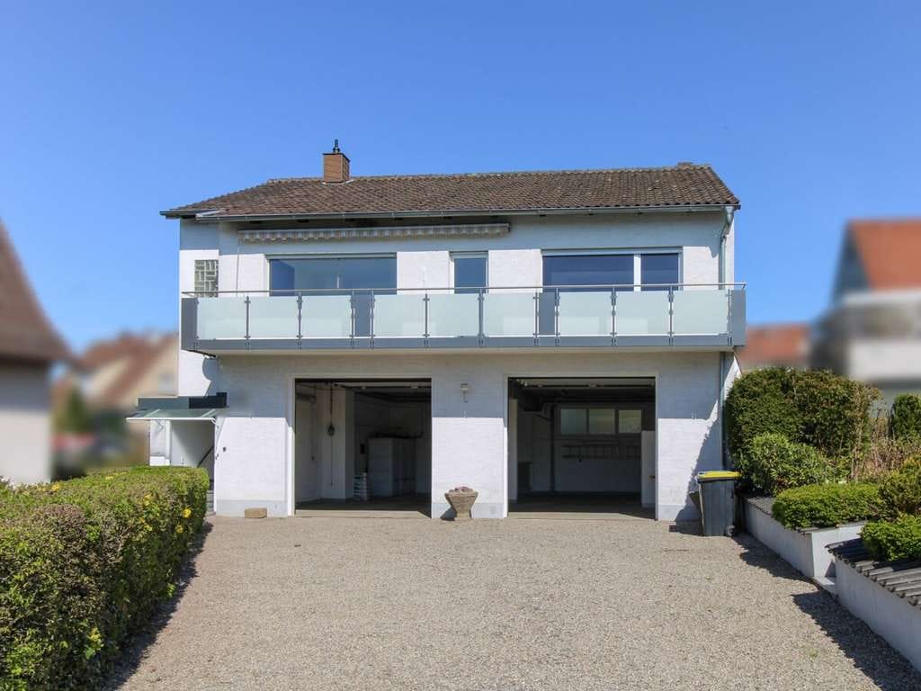 Immobilie in Petersberg - Einfamilienhaus in Petersberg mit Balkon, Garage und Ausbaupotenzial - Bild 1