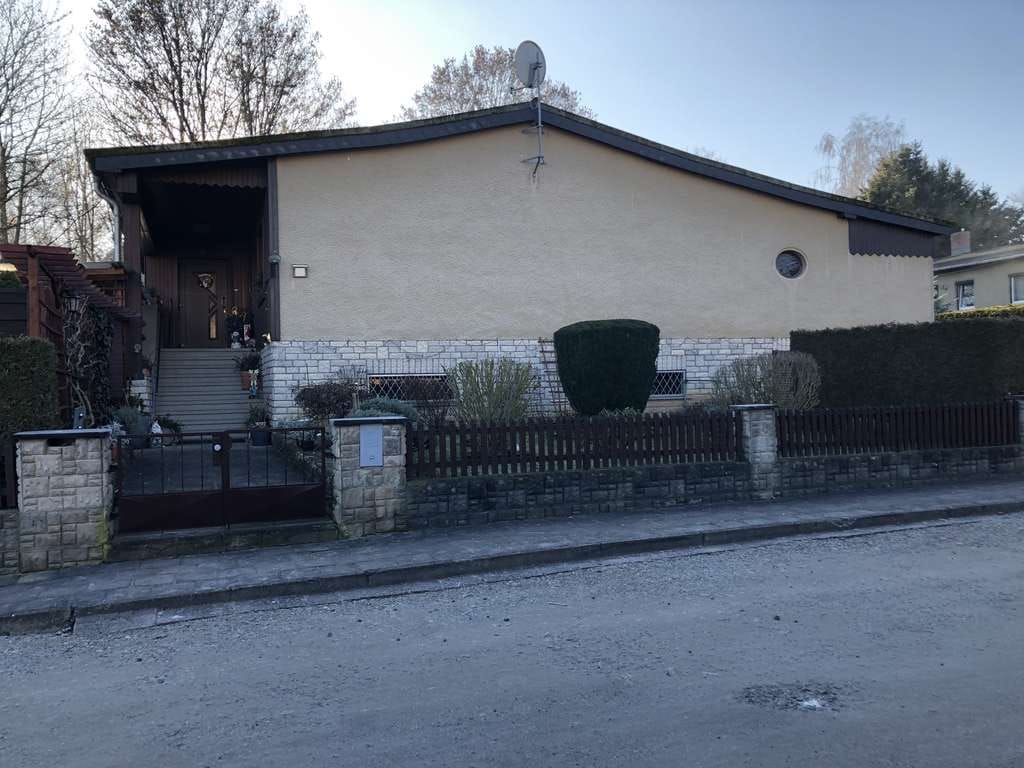 Immobilie in Apolda - Freistehendes Einfamilienhaus in beliebter Wohnlage - auf großem Grundstück mit 3 Garagen und Garten - Bild 4