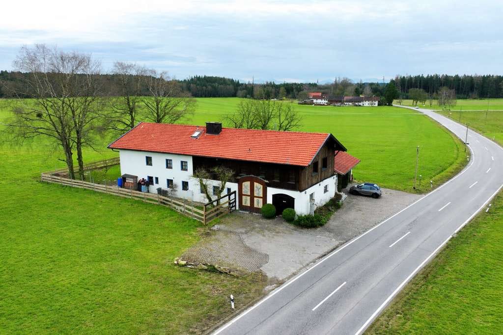 Immobilie in Taufkirchen - Ländliches Anwesen mit großzügigen 310 m² Wohnfläche und 866 m² Grundstück mit Weitblick - Bild 0