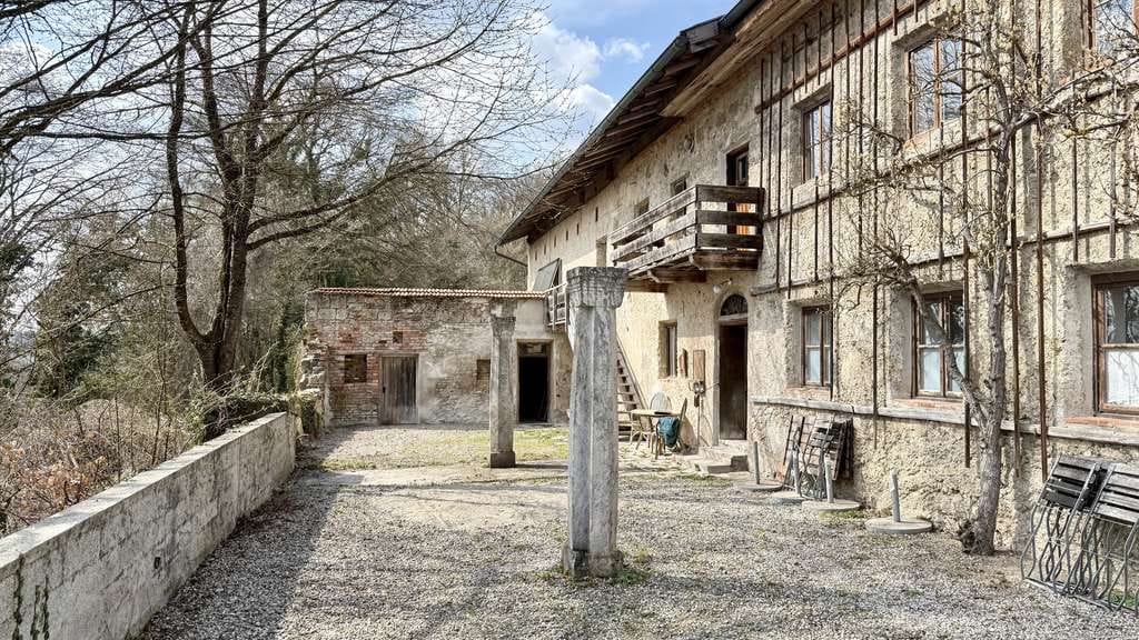 Immobilie in Burghausen - Denkmalgeschützter Einfirsthof  in schöner Lage über dem Steilufer der Salzach - Bild 2