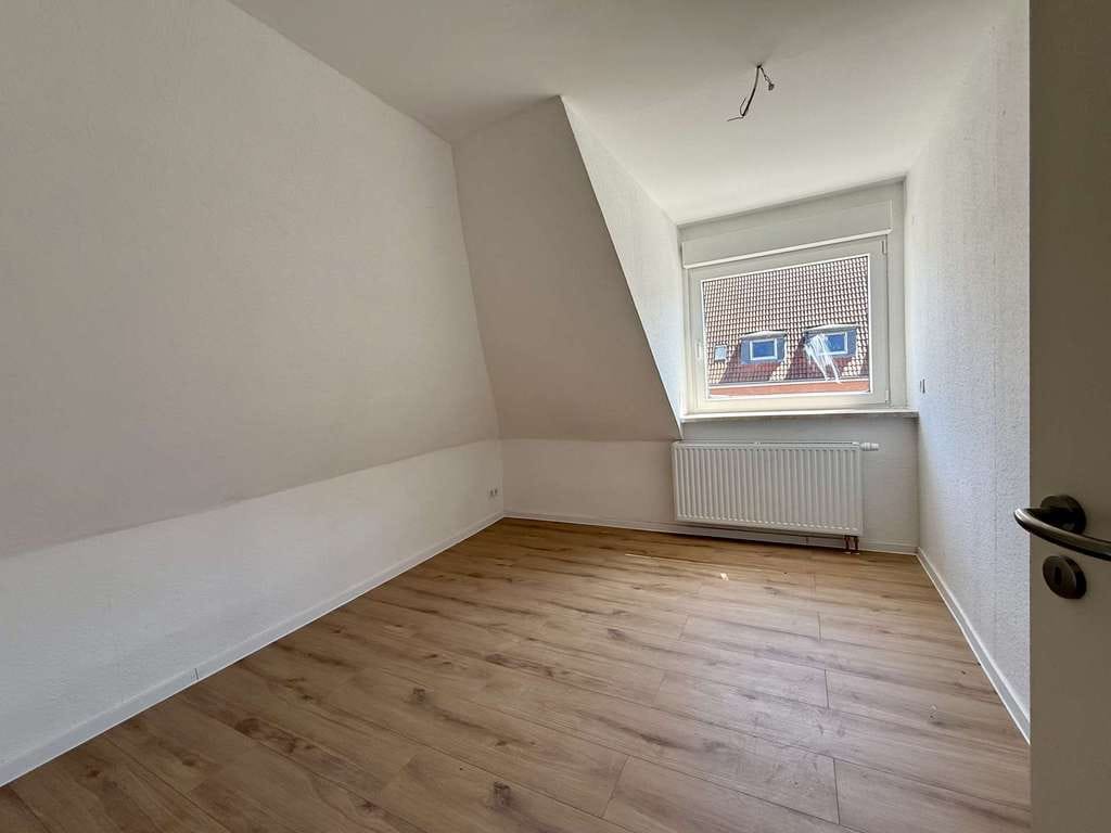 Immobilie in Seelze - Attraktives 3-Parteien-Mehrfamilienhaus – 2 Wohnungen leerstehend, 1 Einheit saniert - Bild 4