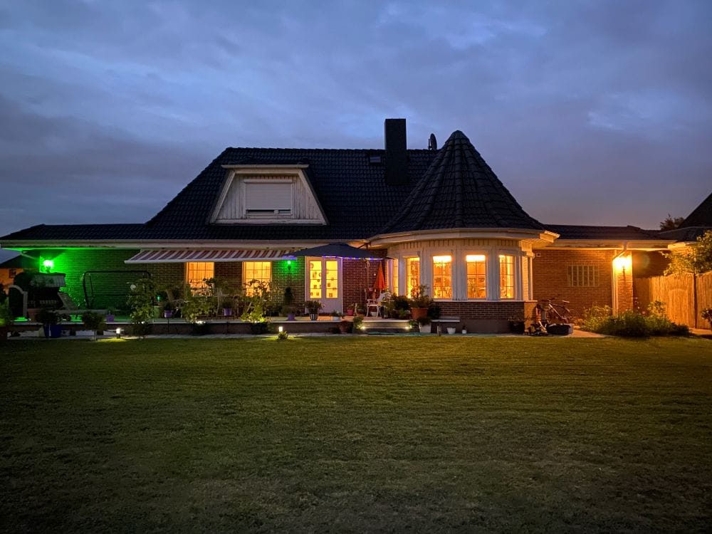 Immobilie in Potsdam - Stilvolles Einfamilienhaus mit Turmerker, Wellnesskeller & unverbaubarem Feldblick - freihändiger Verkauf vor Zwangsversteigerung möglich! - Bild 0