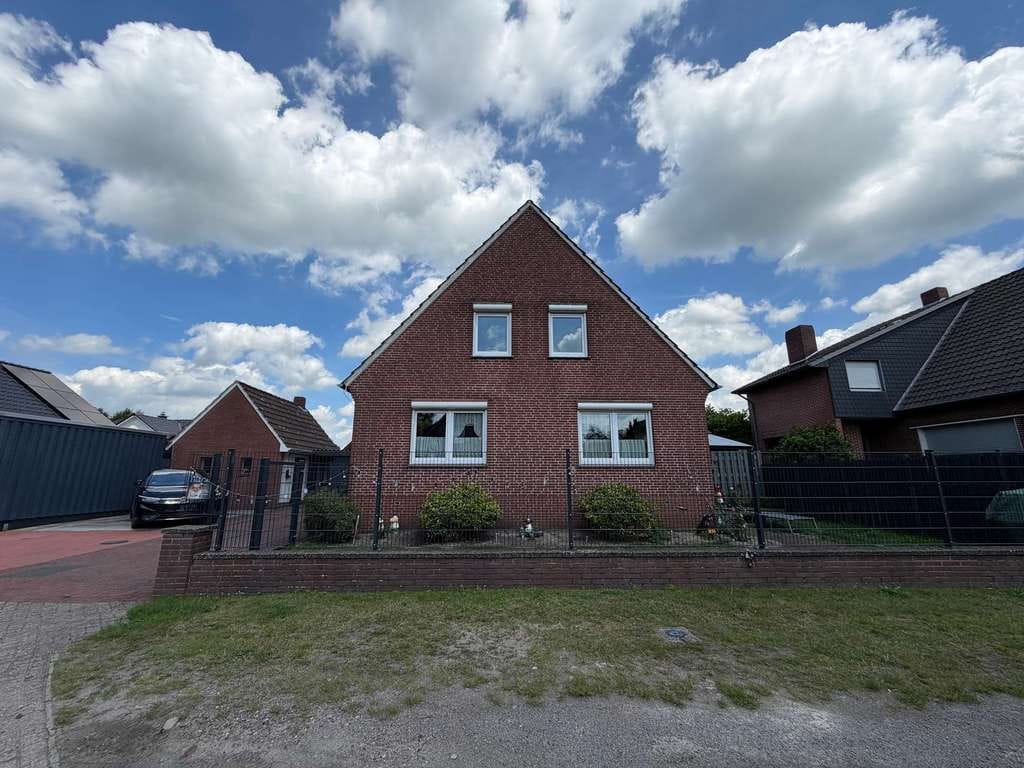 Immobilie in Hude (Oldenburg) - Modernisiertes Zweifamilienhaus–bestehender Energieausweis stammt aus der Zeit vor der Kernsanierung - Bild 1
