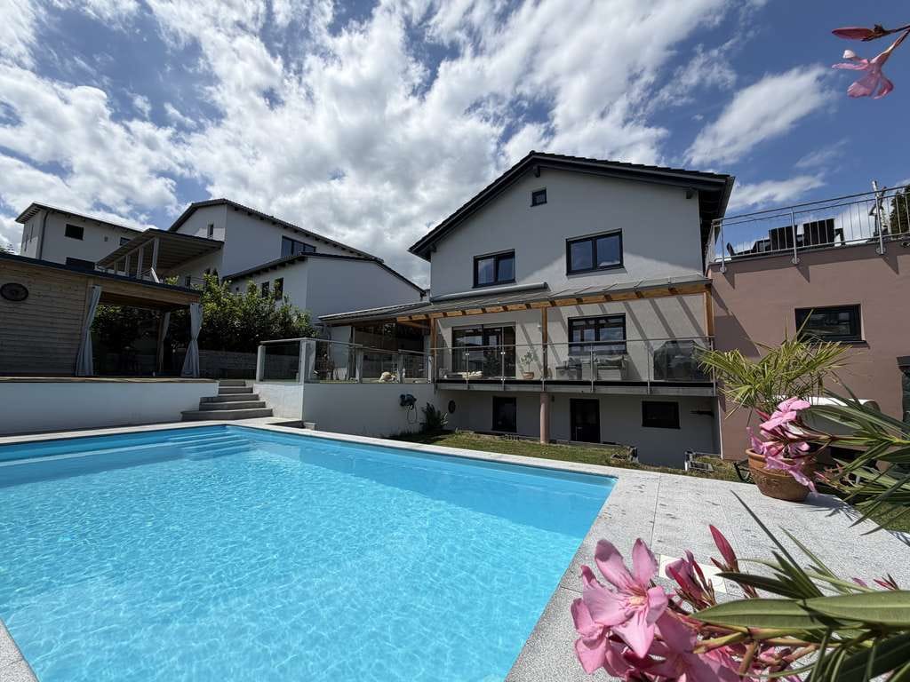 Immobilie in Buch am Erlbach - Exklusives Einfamilienhaus mit Einliegerbereich, Pool, Sauna & PV-Anlage - Bild 0
