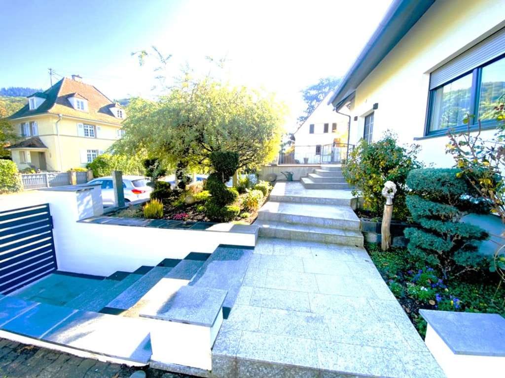 Immobilie in Staufen im Breisgau - Provisionsfrei* Einmaliges saniertes 3FH, energetisch modernisiert - Bild 2