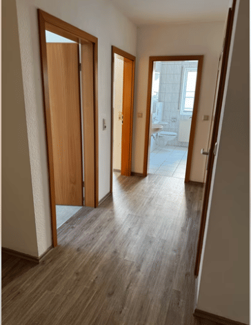 Immobilie in Werneck - Schöne 4-Zimmer-Eigentumswohnung mit Balkon und 2 Kfz-Stellplätzen im Wert von 15.000,-- € in guter Lage in Werneck - Bild 4