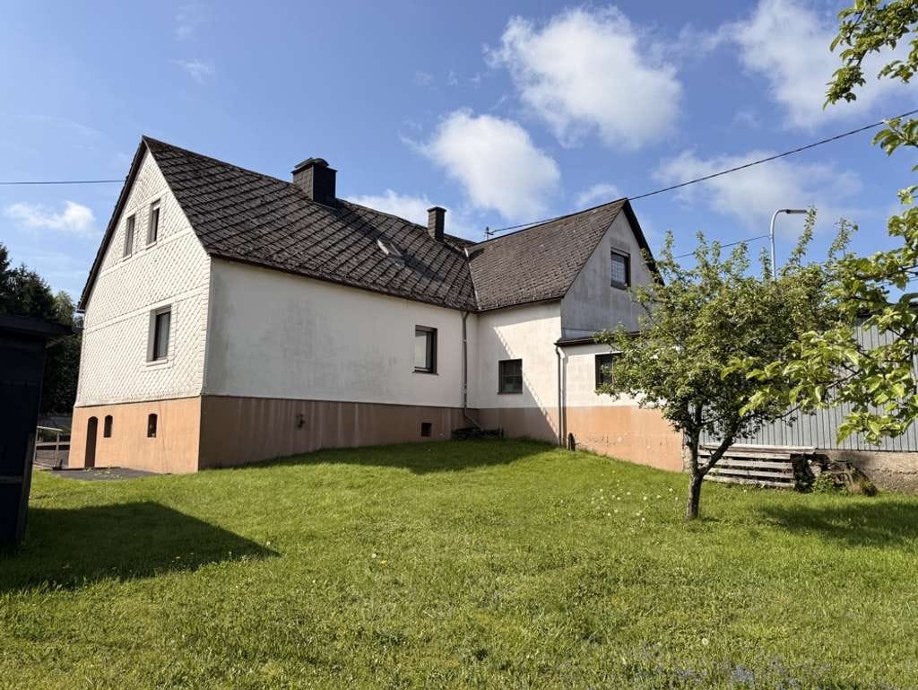 Immobilie in Langenhahn - Großzügiges Einfamilienhaus mit zwei Garagen, Schuppen und attraktivem Grundstück! - Bild 1