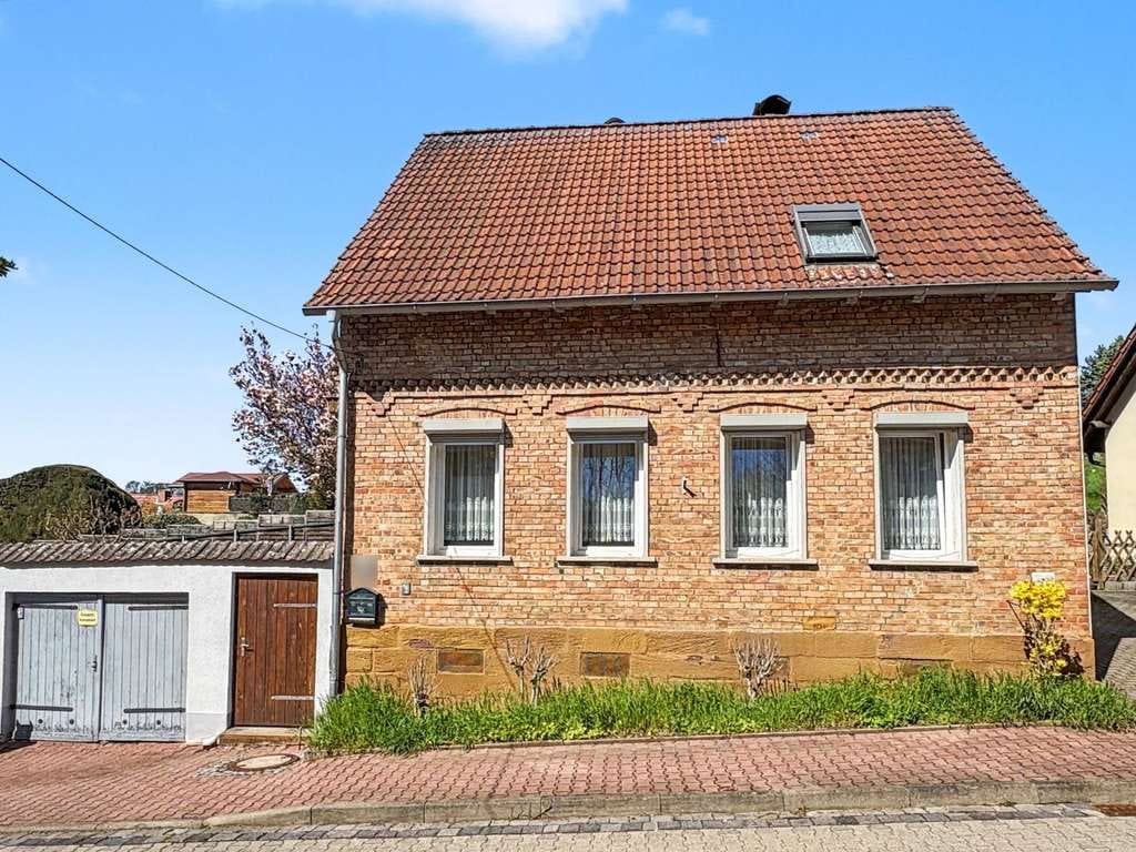 Immobilie in Ahlsdorf - Charmantes Einfamilienhaus mit Ausbaureserve in ruhiger Lage von Ahlsdorf - Bild 0