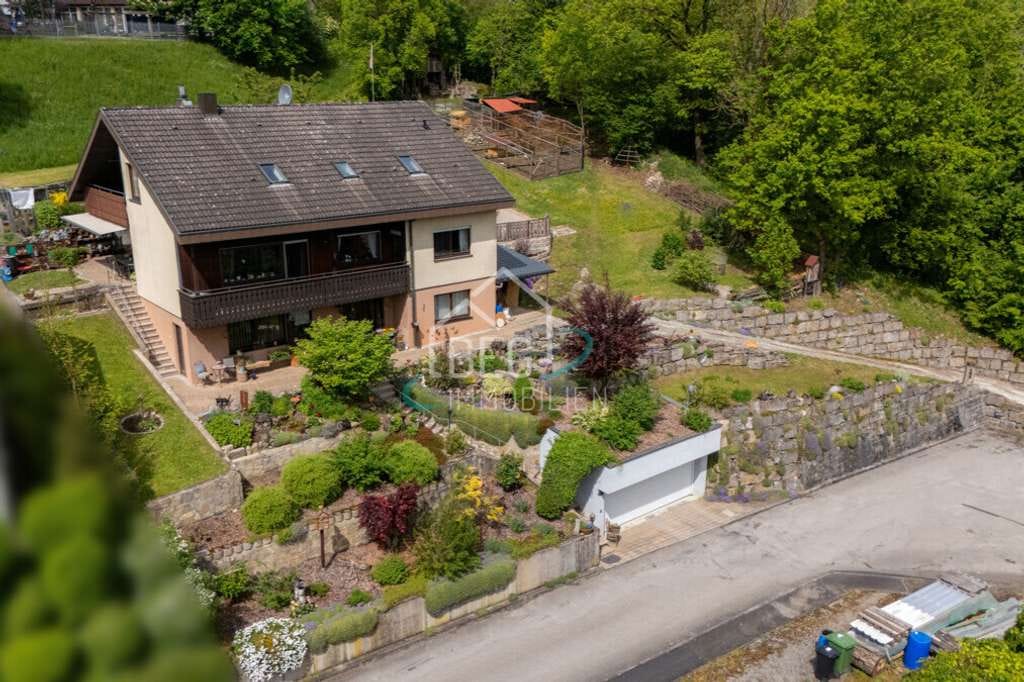 Immobilie in Mulfingen - Einfamilienhaus mit Einliegerwohnung und 
zusätzlichem Bauplatz in ruhiger Waldrandlage - Bild 0