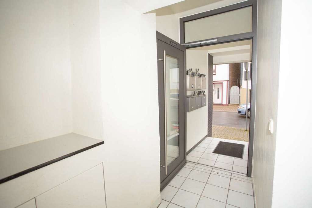 Immobilie in Zell (Mosel) - 2 vermietete MFH plus Hintergebäude mit 5 Wohnungen, Gewerbefläche und Garagen in Zell (Mosel) - Bild 2