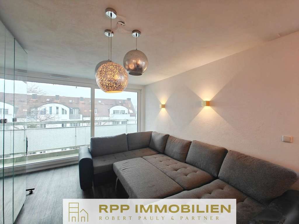 Immobilie in Unterschleißheim - Bezugsfrei & renoviert: Attraktive 3-Zi.-Wohnung mit zweiseitigem Balkon und Aufzug - Bild 1