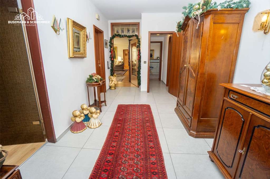Immobilie in Langenhagen - Sehr großzügiges Zweifamilienhaus mit außergewöhnlichem Grundriss und schönem Garten in Langenhagen - Bild 1
