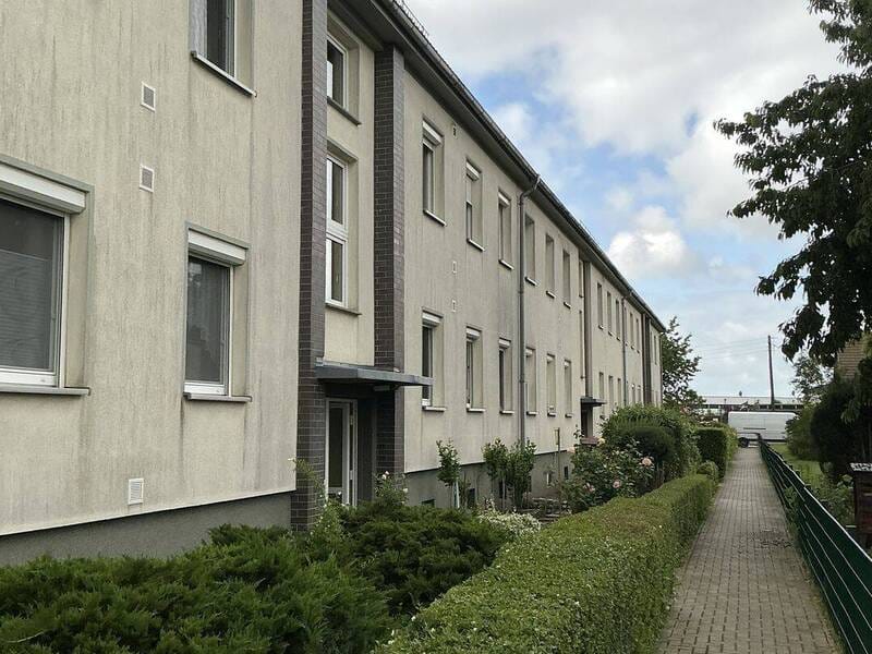Immobilie in Bitterfeld-Wolfen - Aus Alt mach Neu ! Charmante 3-Raum-Wohnung mit Gestaltungspotenzial ! - Bild 0