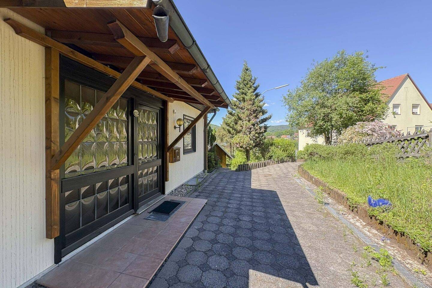 Immobilie in Bad Brückenau - Großzügiges Wohnhaus mit separatem Wohnbereich und sonnigem Balkon - Bild 2