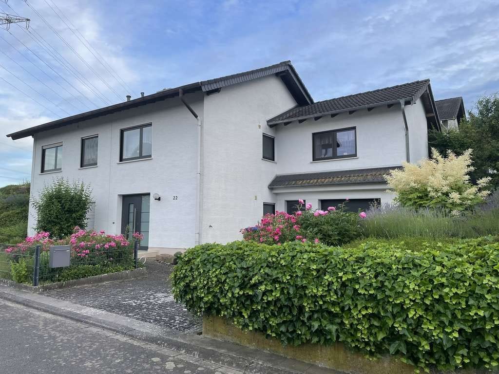 Immobilie in Windesheim - Gepflegtes Einfamilienhaus mit Garage und Garten in Ortsrandlage und Panoramablick  - von privat - - Bild 3