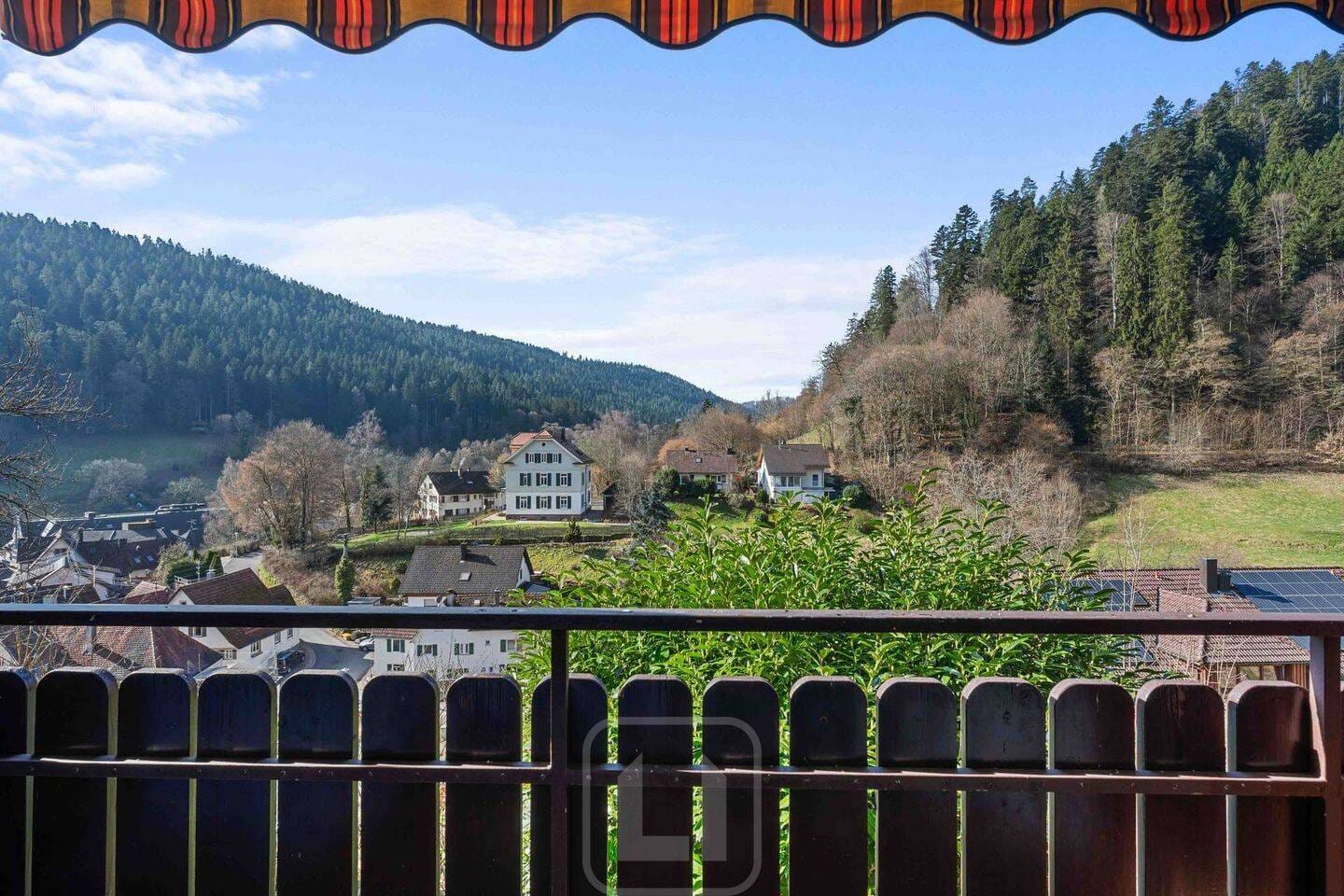 Immobilie in Bad Teinach-Zavelstein - Ferienfeeling zu Hause | Gemütliche 2-Zimmer-Oase in Bad Teinach | ca. 53 m² Wohnfläche | Balkon - Bild 1