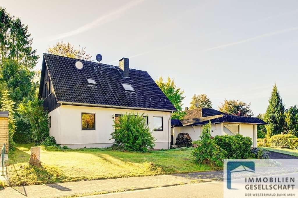 Immobilie in Weyerbusch - Ein-/Zweifamilienhaus in ruhiger Wohngegend mit nahezu ebenerdigem Gartengrundstück und Doppelgarage - Bild 0