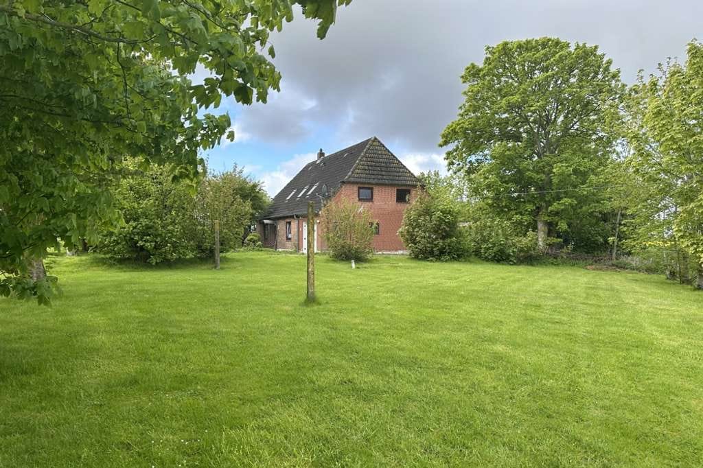 Immobilie in Dagebüll - Handwerkerhaus mit großem Garten und 
1,8613 ha Ackerland unmittelbar am Nordseedeich in Dagebüll - Bild 2