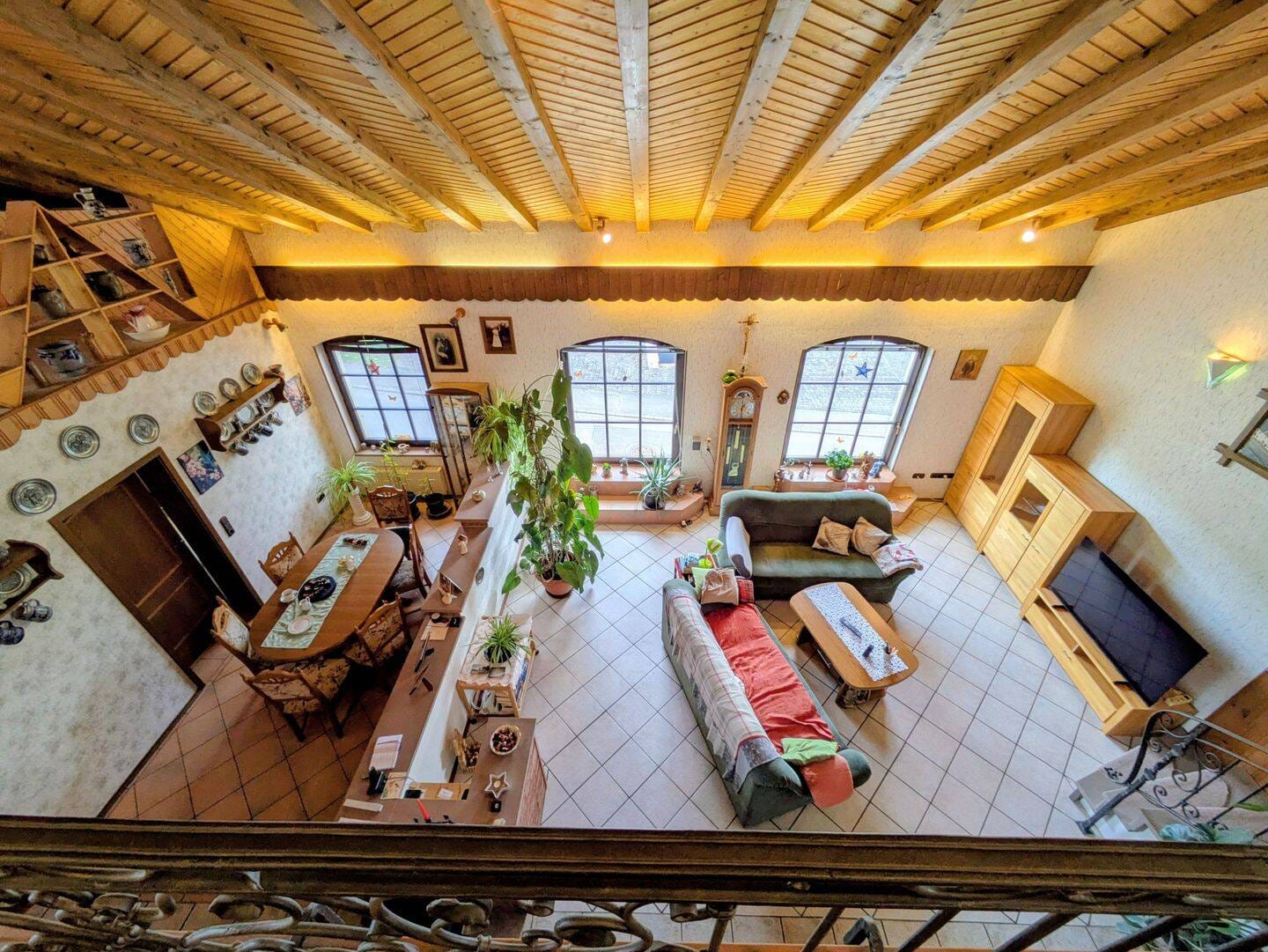 Immobilie in Wiltingen - Einfamilienhaus mit Galerie plus Sanierungsobjekt und 2000m² Garten - Bild 1