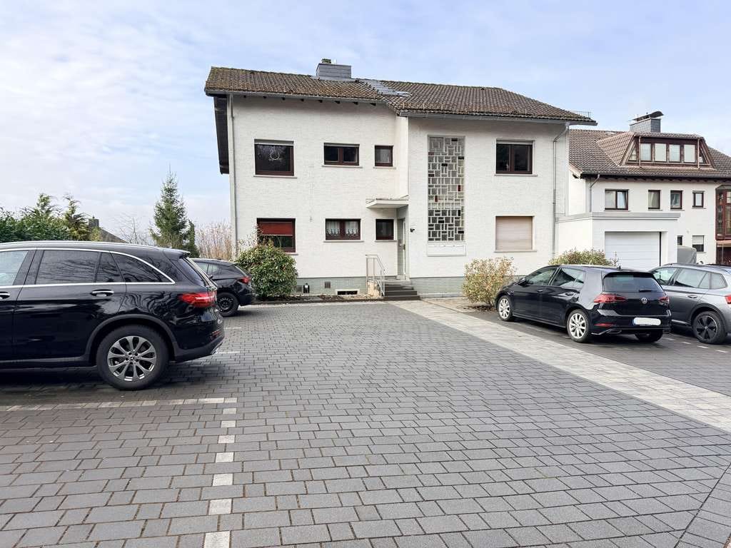 Immobilie in Niedernhausen - FÜR KAPITALANLEGER! Gepflegtes Mehrfamilienhaus! 3 Mietwohnungen, 1 Garage und 7 PKW- Stellplätze - Bild 0