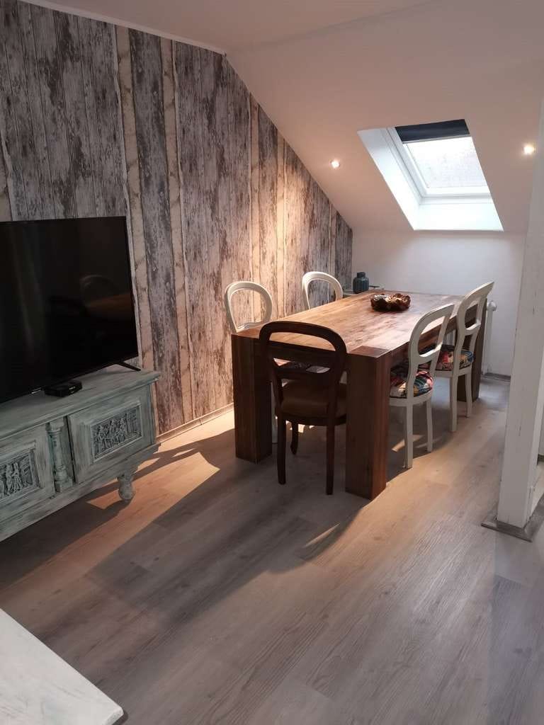 Immobilie in Bischweier - Klimatisierte Dachgeschosswohnung mit Balkon und viel Tageslicht

 - Bild 1