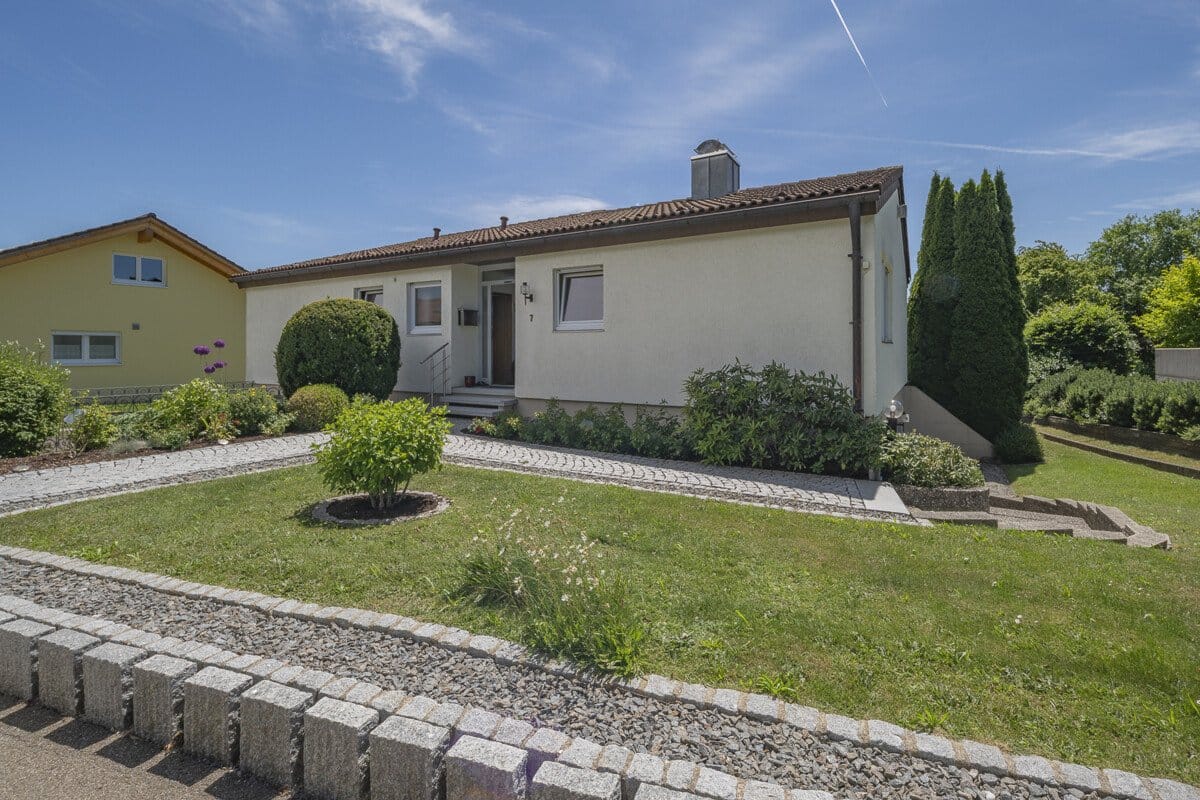 Immobilie in Dauchingen - Nicht nur für einen Sommer! Das perfekte Einfamilienhaus am Ortsrand mit Weitblick und durchdachter Aufteilung - Bild 1