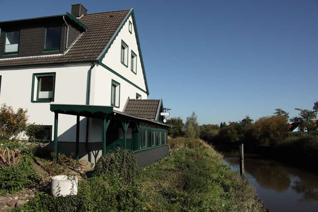 Immobilie in Steinkirchen - Wohnen am Wasser: Charmantes 4-Zimmer-Haus mit eigenem Bootsanleger direkt an der Lühe - Bild 0