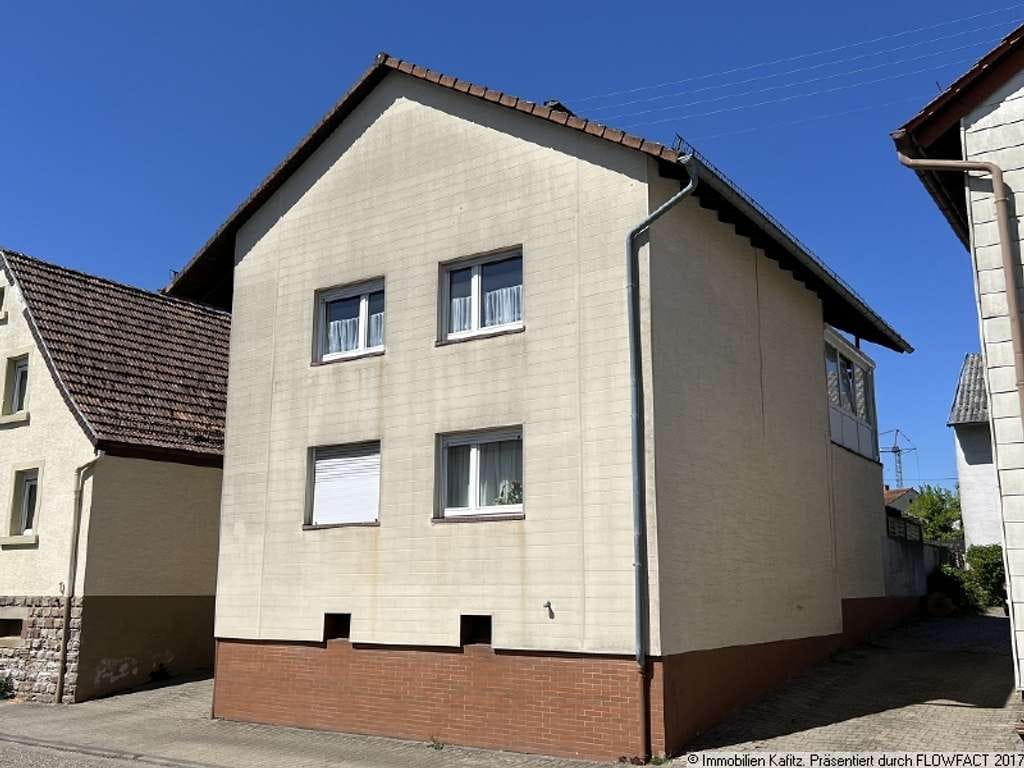 Immobilie in Hermersberg - Freistehendes Zweifamilienhaus mit großer Garage und Garten - Bild 0