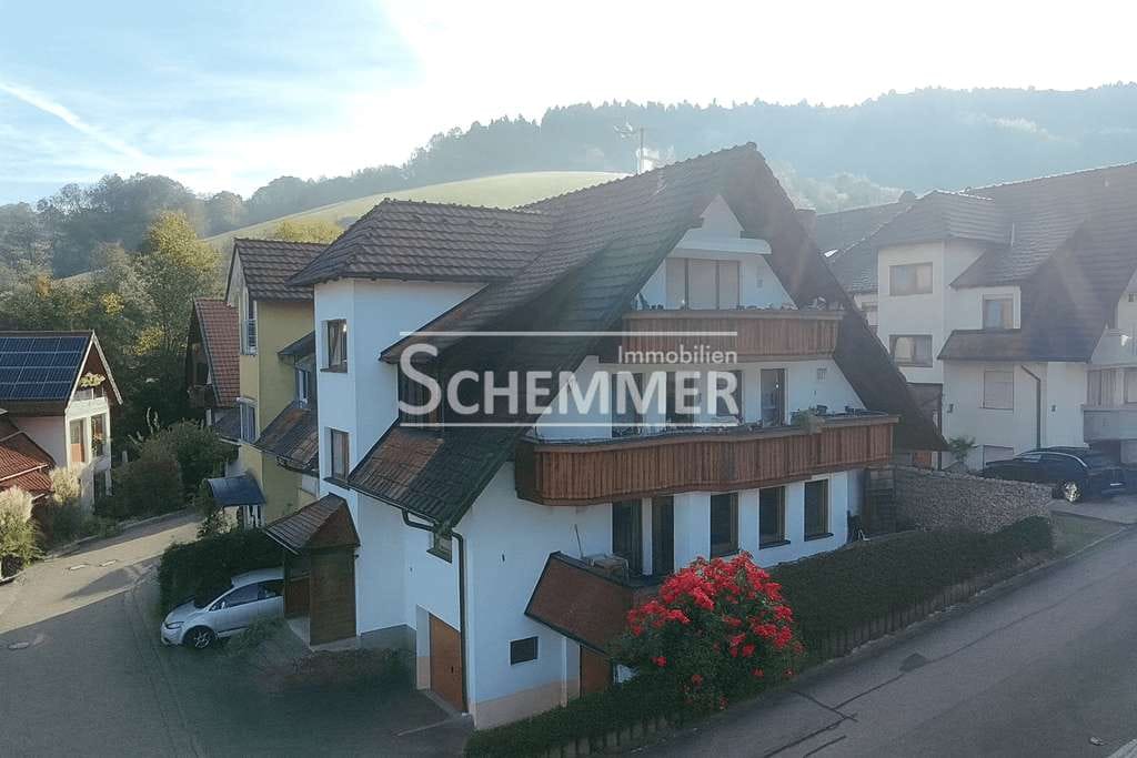 Immobilie in Glottertal - Glottertal ++ Sehr gepflegtes 4-Fam.-Haus mit 3 Garagen.  EG-Whg. ist frei. - Bild 1