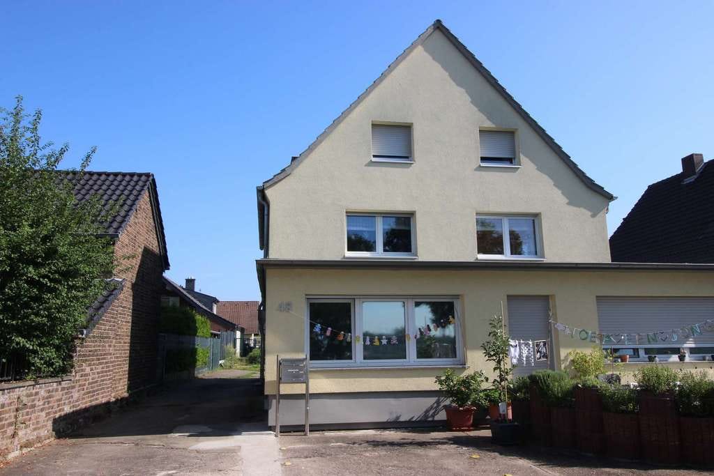 Immobilie in Niederkassel - Wohnen direkt am Rhein - 2-Zimmer-Dachgeschosswohnung in Lülsdorf - Bild 0
