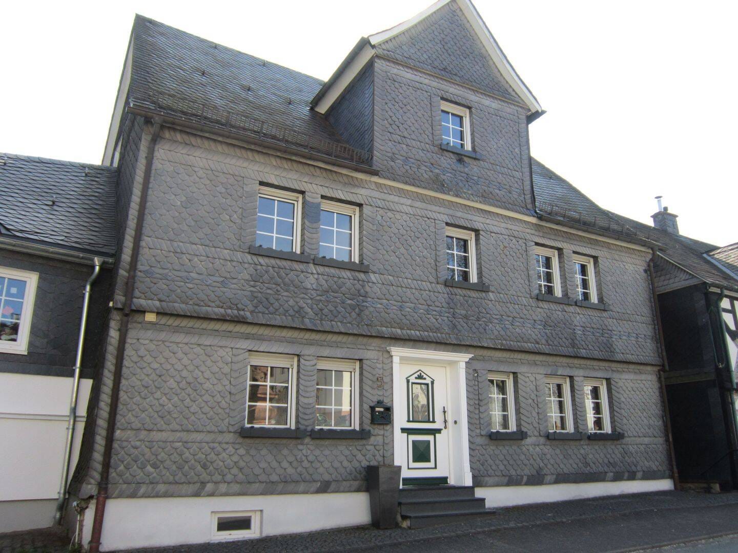 Immobilie in Bad Berleburg - Einfamilienhaus in der Altstadt von Bad Berleburg mit Blick über die Stadt und direktem Blick auf das Schloß - Bild 2