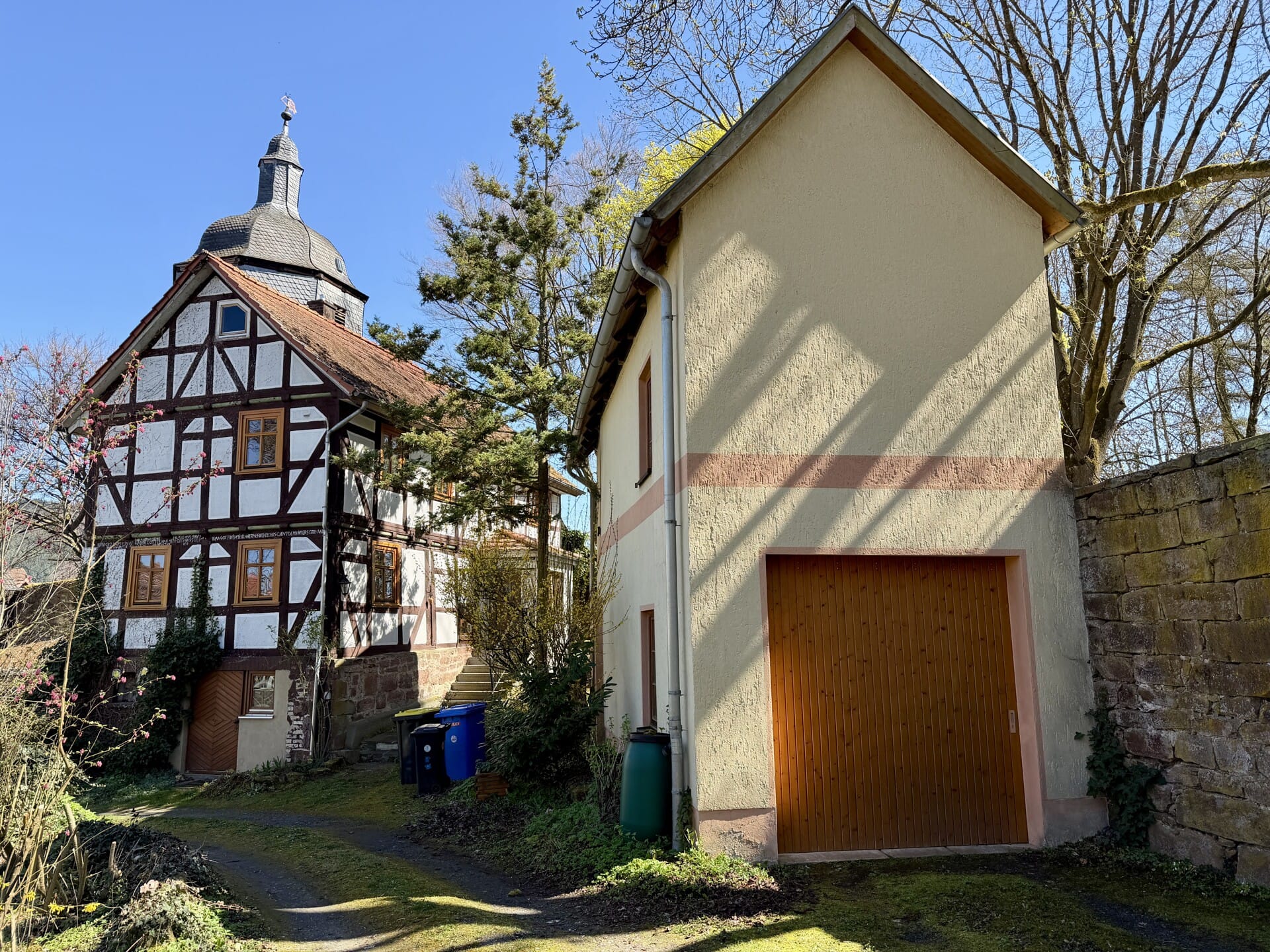 Immobilie in Bad Zwesten - Historisches Wohnhaus mit Nebengebäude und Entwicklungschancen in Bad Zwesten OT! - Bild 1