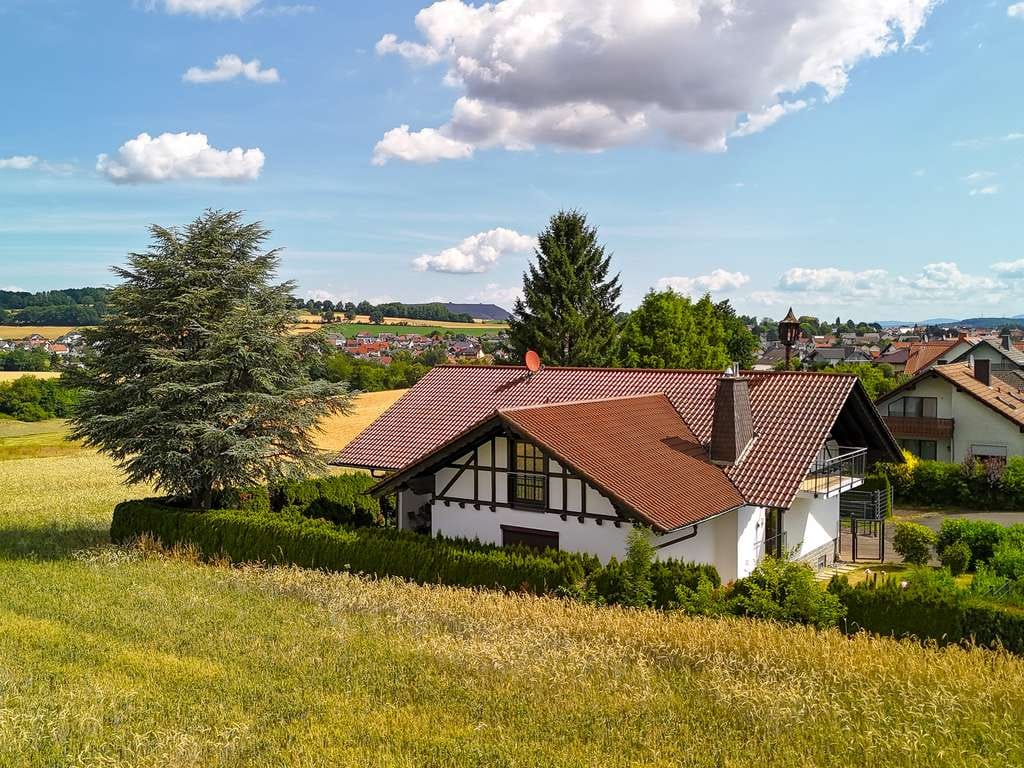 Immobilie in Flieden - NEUER PREIS! Natur. Freiraum. Landhausgefühl. – Wohnen mit Weitblick in Toplage von Flieden - Bild 1
