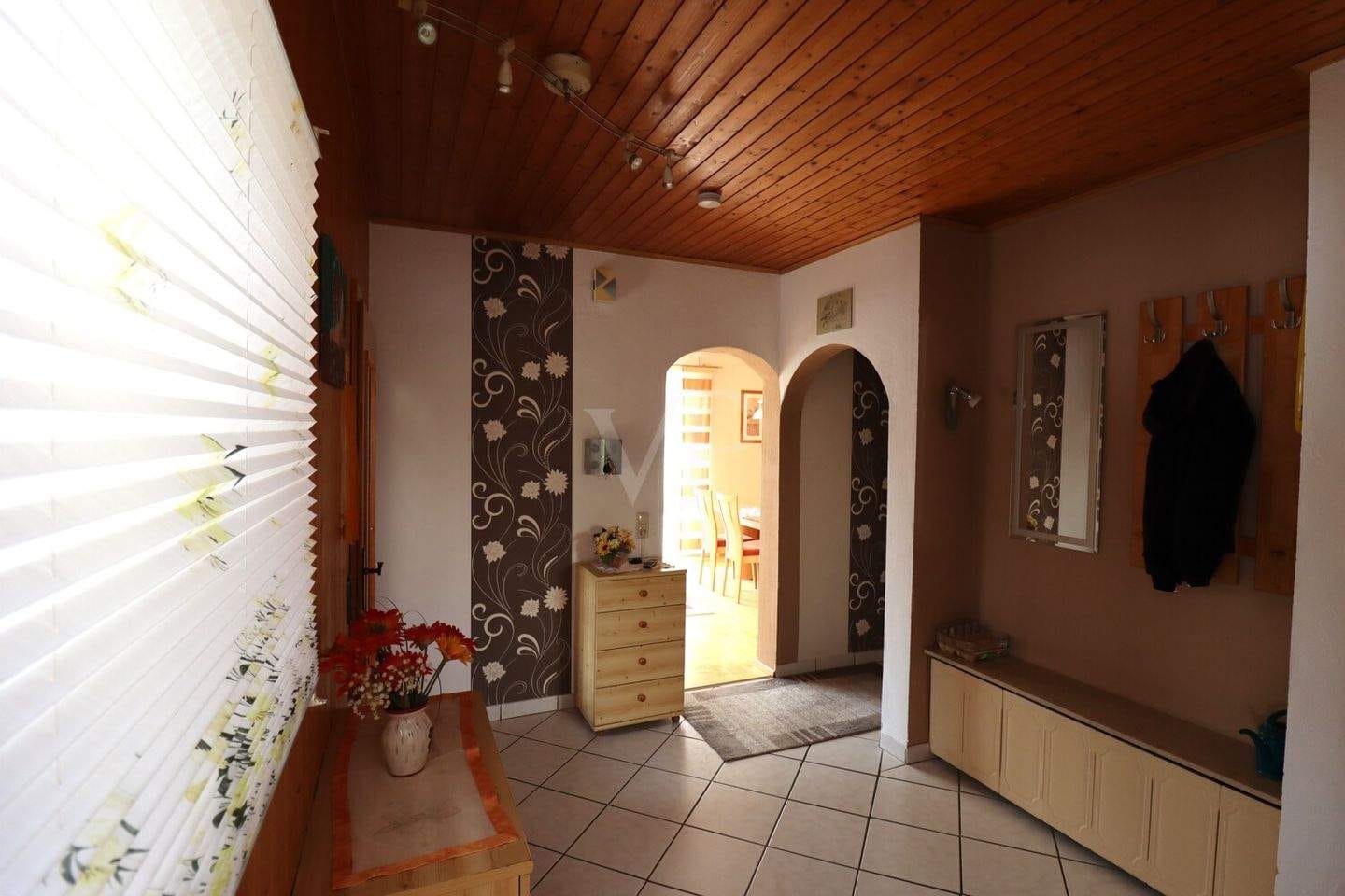 Immobilie in Lehrberg - Wohnen auf dem Land - Großzügiges Zweifamilienhaus mit 2 Garagen und gepflegtem Garten - Bild 2