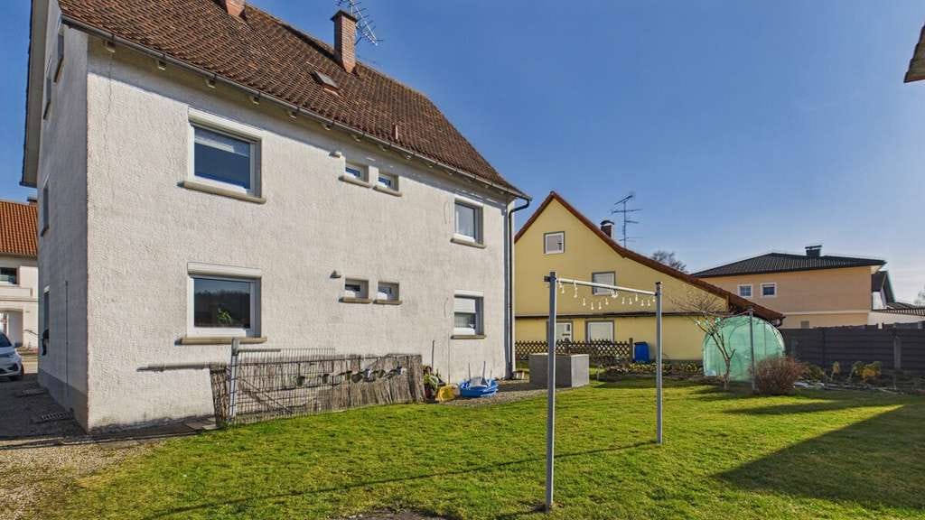 Immobilie in Aichstetten - Kapitalanlage oder Eigennutzung: Mehrparteienhaus mit zwei Wohnungen und großem Grundstück - Bild 1