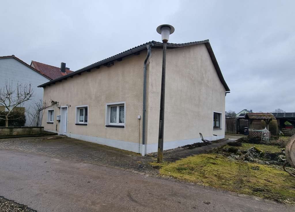 Immobilie in Burgsalach - Charmantes Einfamilienhaus mit großem Grundstück in ruhiger Lage von Burgsalach - Bild 0