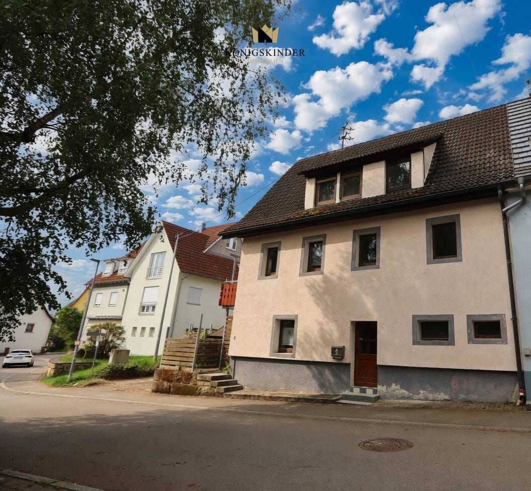 Immobilie in Eutingen im Gäu - Perfekt für den geschickten Handwerker. Renovierungsbedürftiges Haus mit großer Terrasse - Bild 1