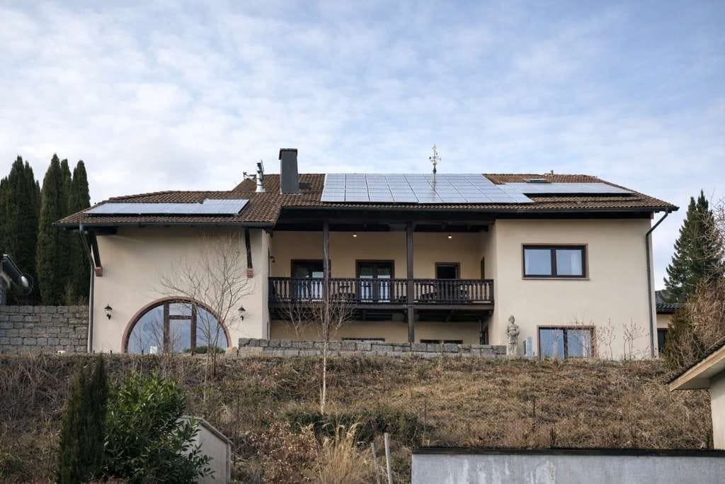 Immobilie in Blankenbach - Exklusive Villa in ruhiger Hanglage mit Indoor Pool, Sauna und großem Grundstück - Bild 1