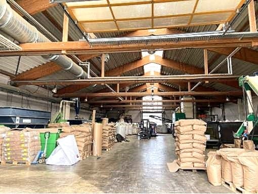 Immobilie in Waren (Müritz) - Lager-/Produktionshallen mit Ausstellungs-/Verwaltungsgebäude sowie landw. Flächen auf ca. 46.000 m² - Bild 2