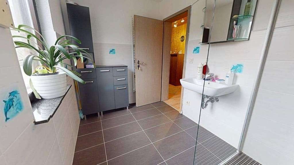 Immobilie in Biedenkopf - Wohnen im Grünen: Großzügiges Haus mit riesigem Garten, Terrasse & viel Raum - Bild 4