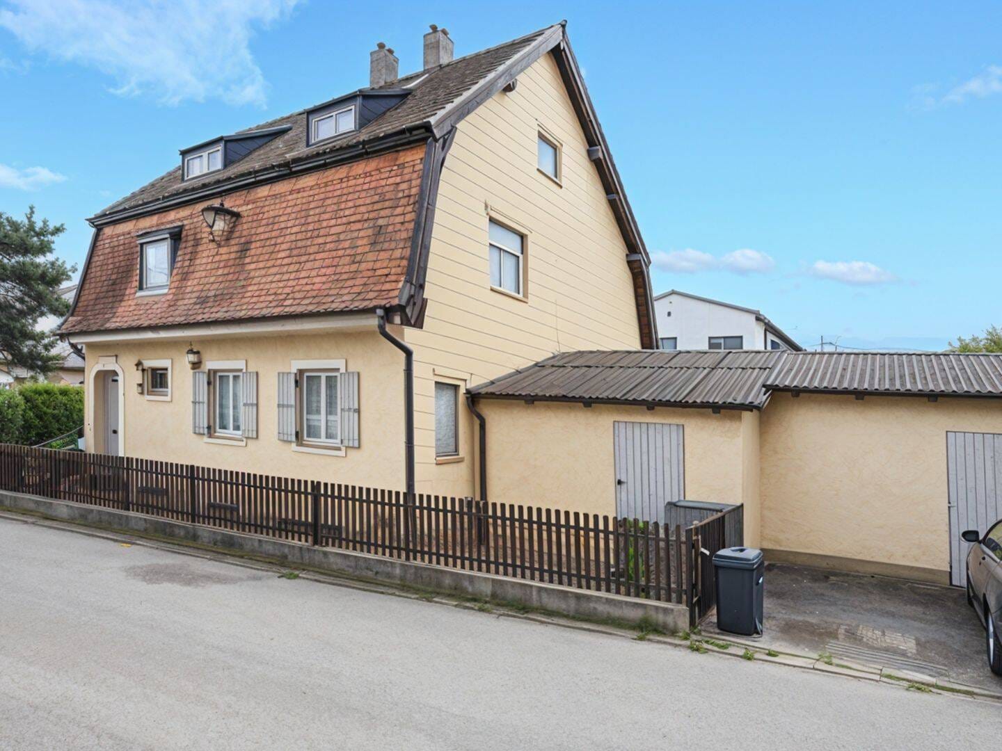Immobilie in Grafing bei München - Historische "Villa Bavaria" mit Charakter - sanierungsbedürftiges Einfamilienhaus im Heimatstil - Bild 0
