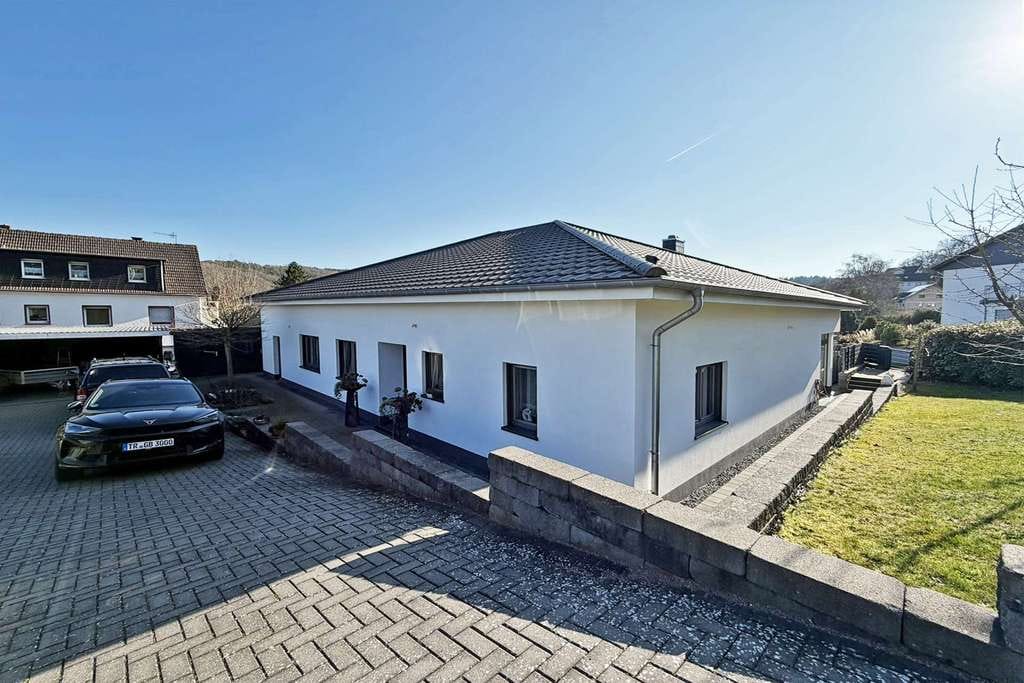 Immobilie in Trassem - Moderner, energieeffizienter und altersgerechter Bungalow in Trassem mit großem Garten als Bauland - Bild 4
