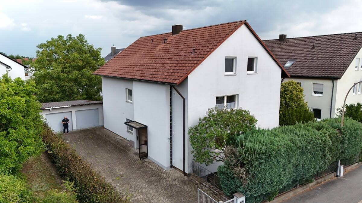 Immobilie in Herzogenaurach - Schickes Mehrfamilienhaus mit 3 Einheiten & Ausbaureserve – Toplage Herzogenaurach! - Bild 1