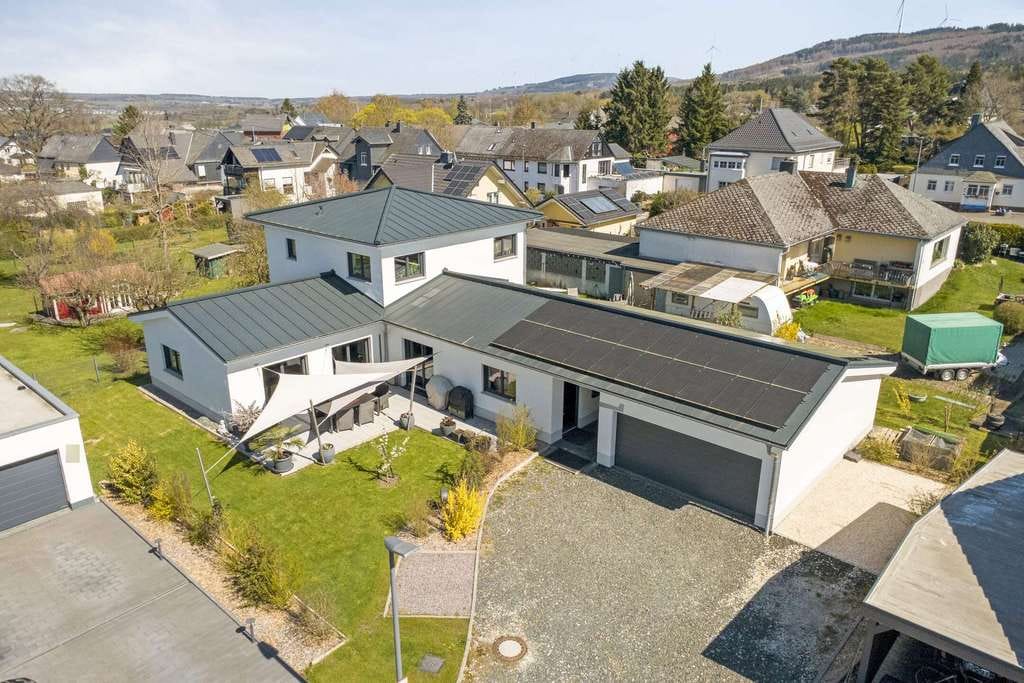 Immobilie in Ellern (Hunsrück) - Stilvolles Wohnen im Grünen – Hochwertiges, energieeffizientes Einfamilienhaus am Soonwald - Bild 0