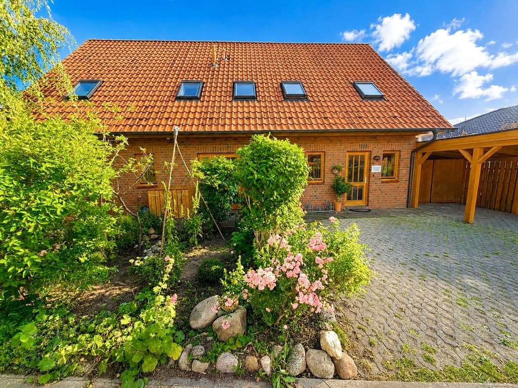 Immobilie in Klempau - Einfamilienhaus auf Eigenland mit separater Praxis - 182,94 qm Wohn- u. Praxisfläche in Krummesse - Bild 0
