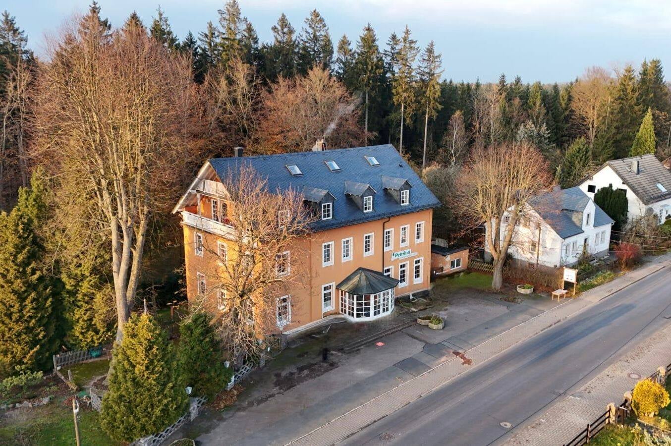 Immobilie in Tharandt - Zauberhafte Pension im Tharandter Wald - ein Haus für Gäste, Familie und neue Ideen - Bild 0