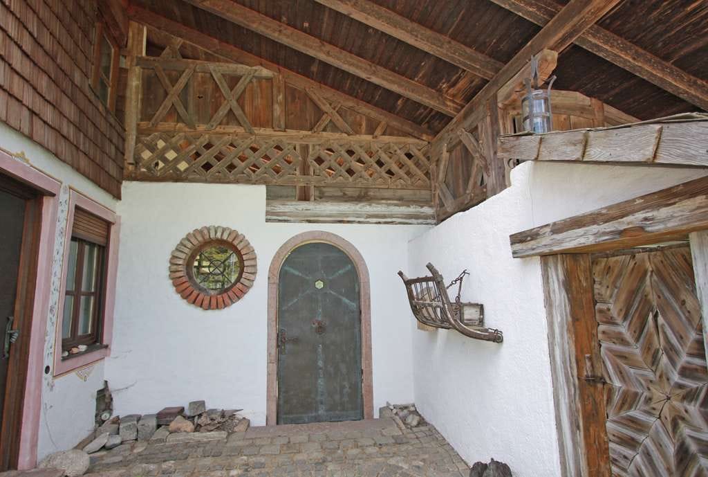 Immobilie in Söchtenau - Ein Landhaus mit Charme der 70-iger Jahre und schönem Bergpanorama - Bild 0