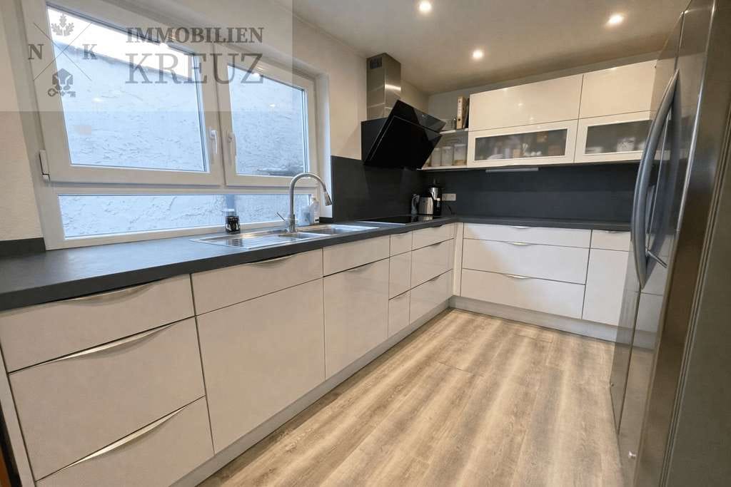 Immobilie in Tauberbischofsheim - Gepflegtes Einfamilienhaus mit Kamin und großzügiger Terrasse - Bild 3
