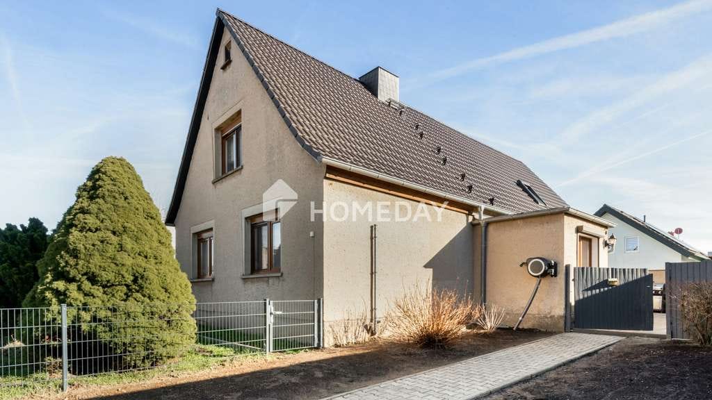 Immobilie in Zörbig - Solide gebaut, modernisiert & vielseitig nutzbar: EFH mit Garage, Nebengebäude und großem Grundstück - Bild 0