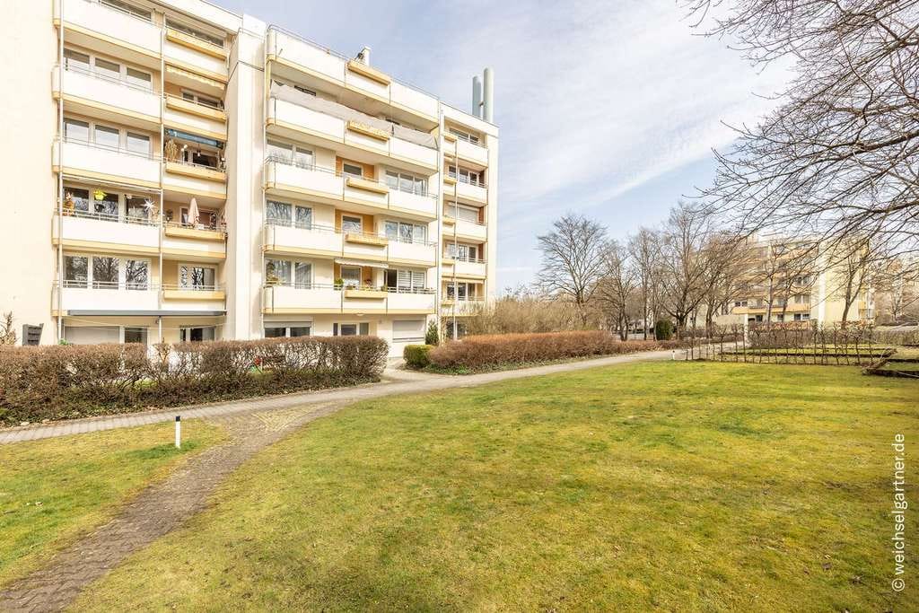 Immobilie in Haar - Direkt am Truderinger Wald: Sanierungsbedürftige Eigentumswohnung mit Süd-Loggia und TG-Stellplatz - Bild 1